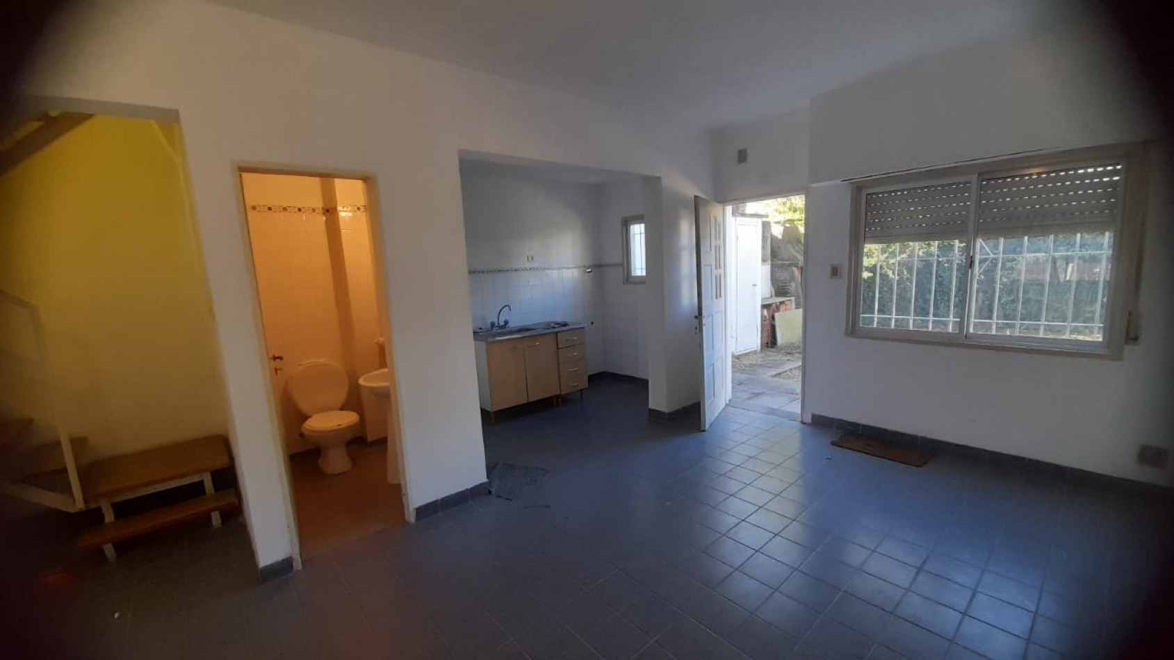 VENTA CASA DE 4 AMBIENTES C/COCHERA CUBIERTA EN QUILMES