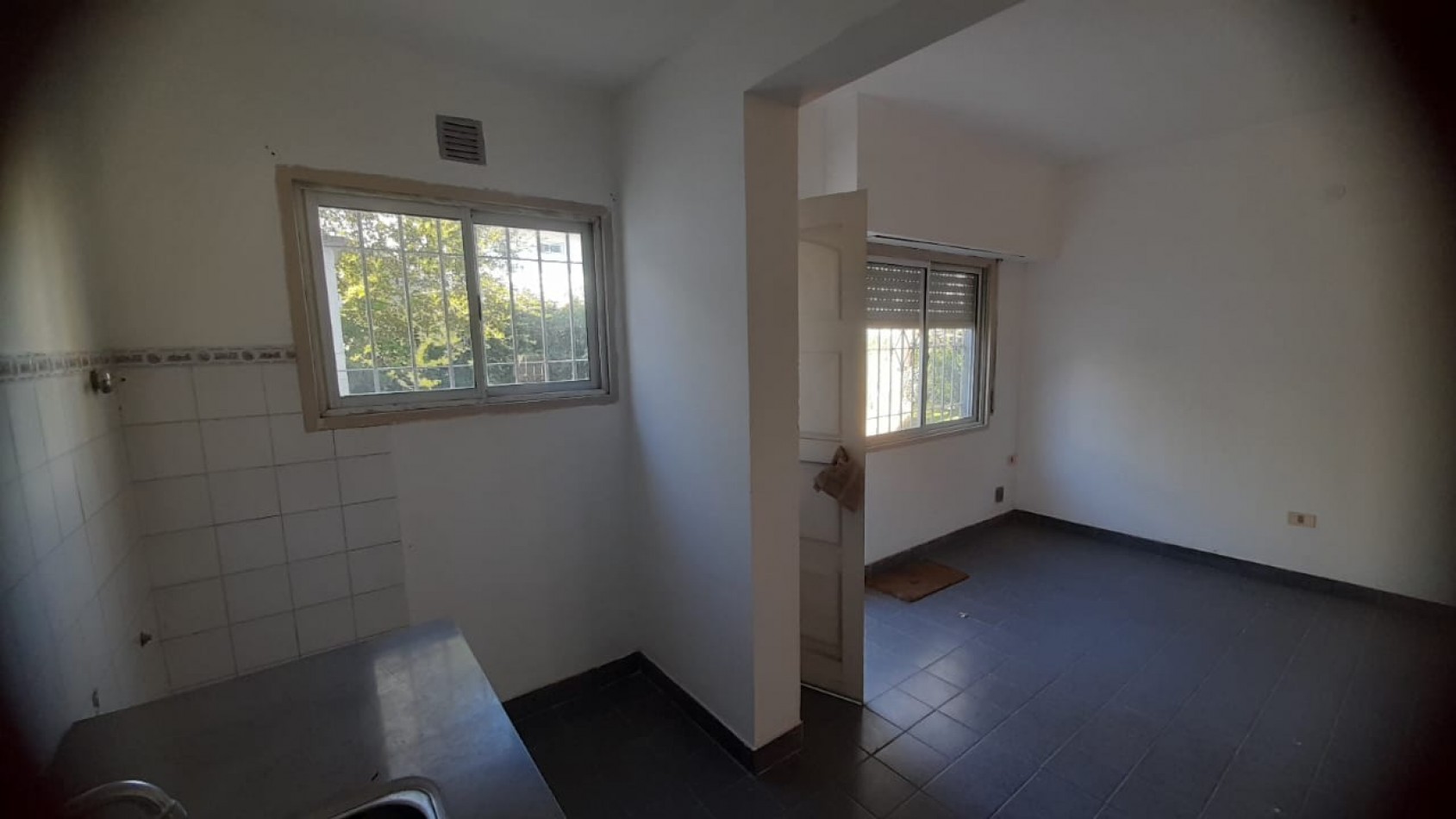 VENTA CASA DE 4 AMBIENTES C/COCHERA CUBIERTA EN QUILMES