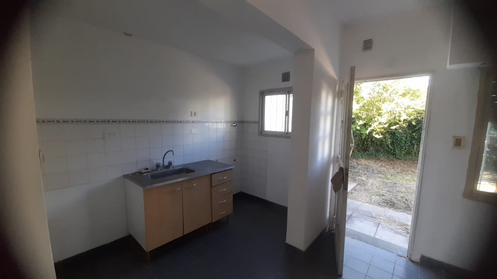 VENTA CASA DE 4 AMBIENTES C/COCHERA CUBIERTA EN QUILMES