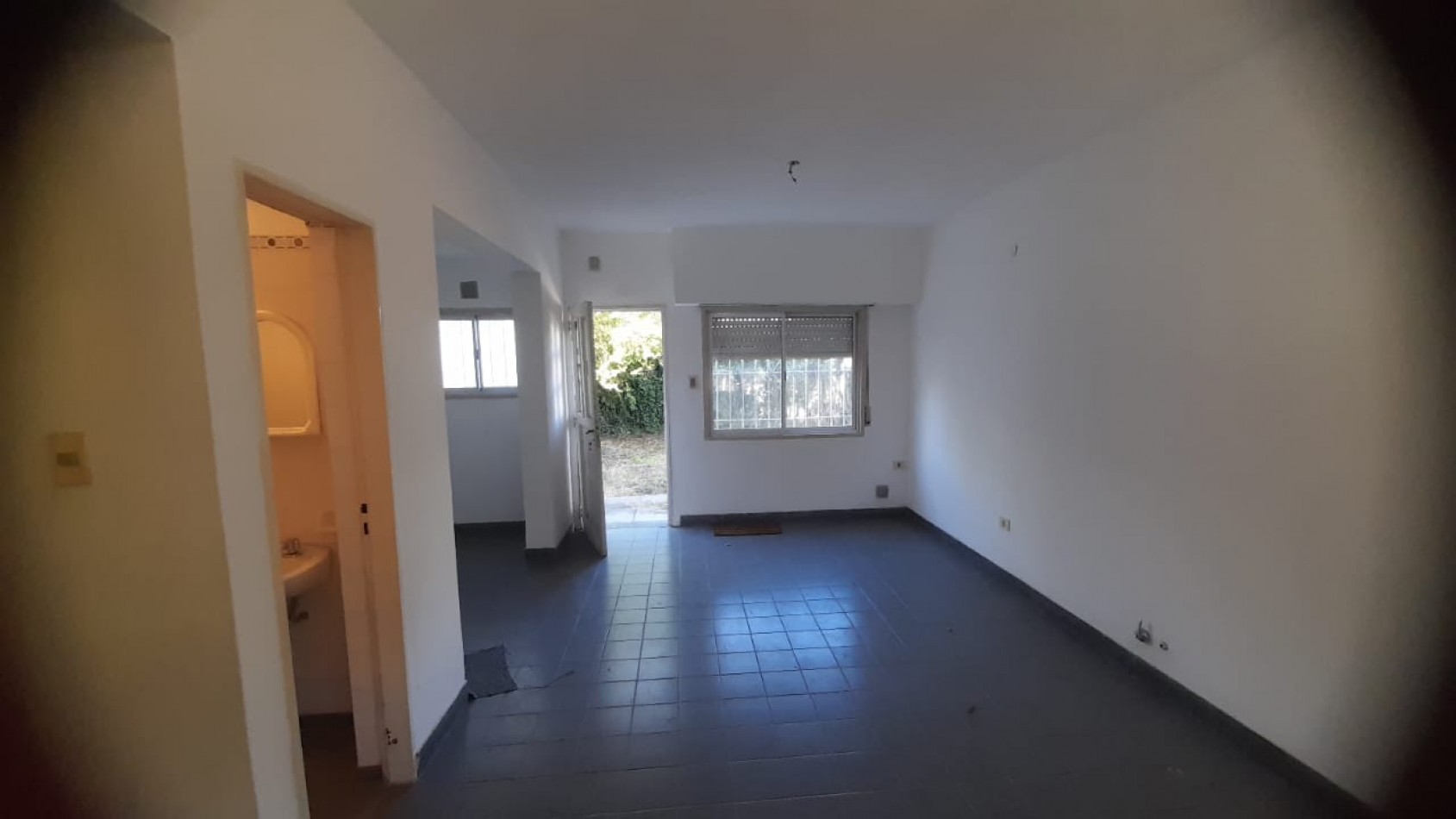 VENTA CASA DE 4 AMBIENTES C/COCHERA CUBIERTA EN QUILMES