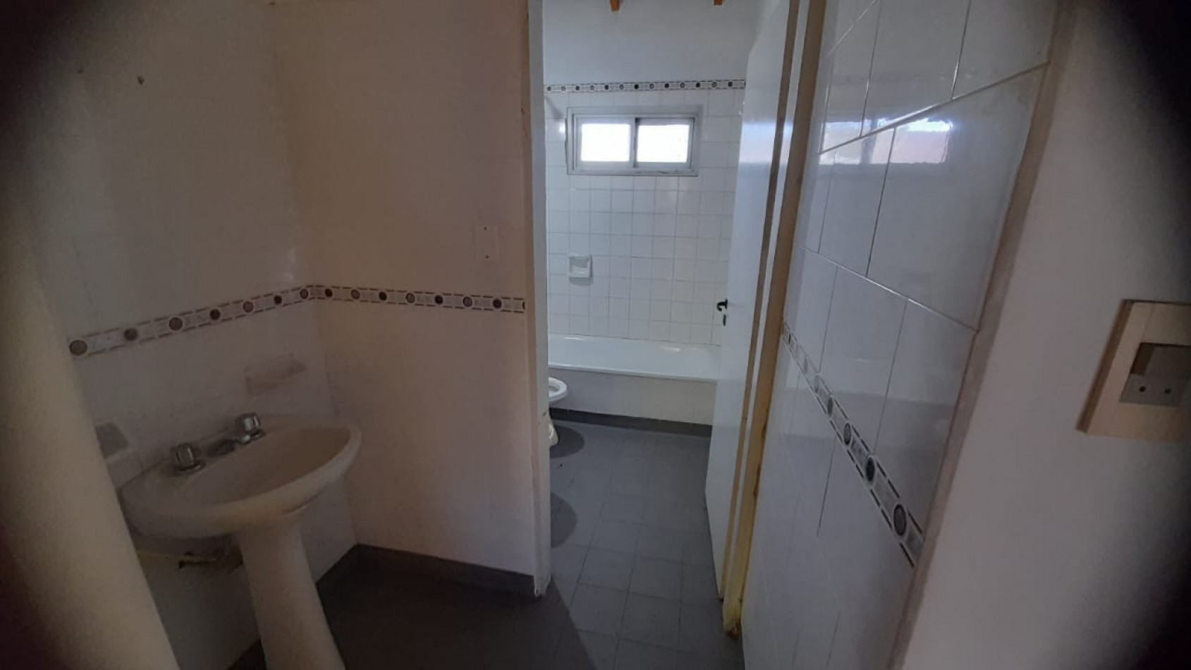 VENTA CASA DE 4 AMBIENTES C/COCHERA CUBIERTA EN QUILMES
