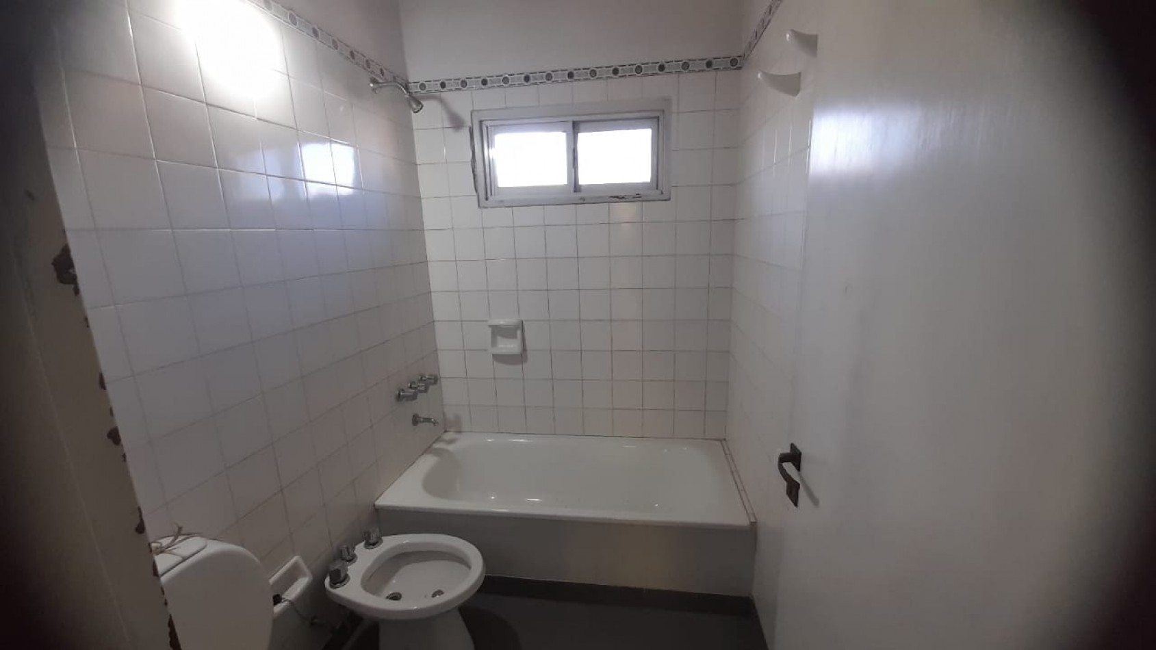 VENTA CASA DE 4 AMBIENTES C/COCHERA CUBIERTA EN QUILMES