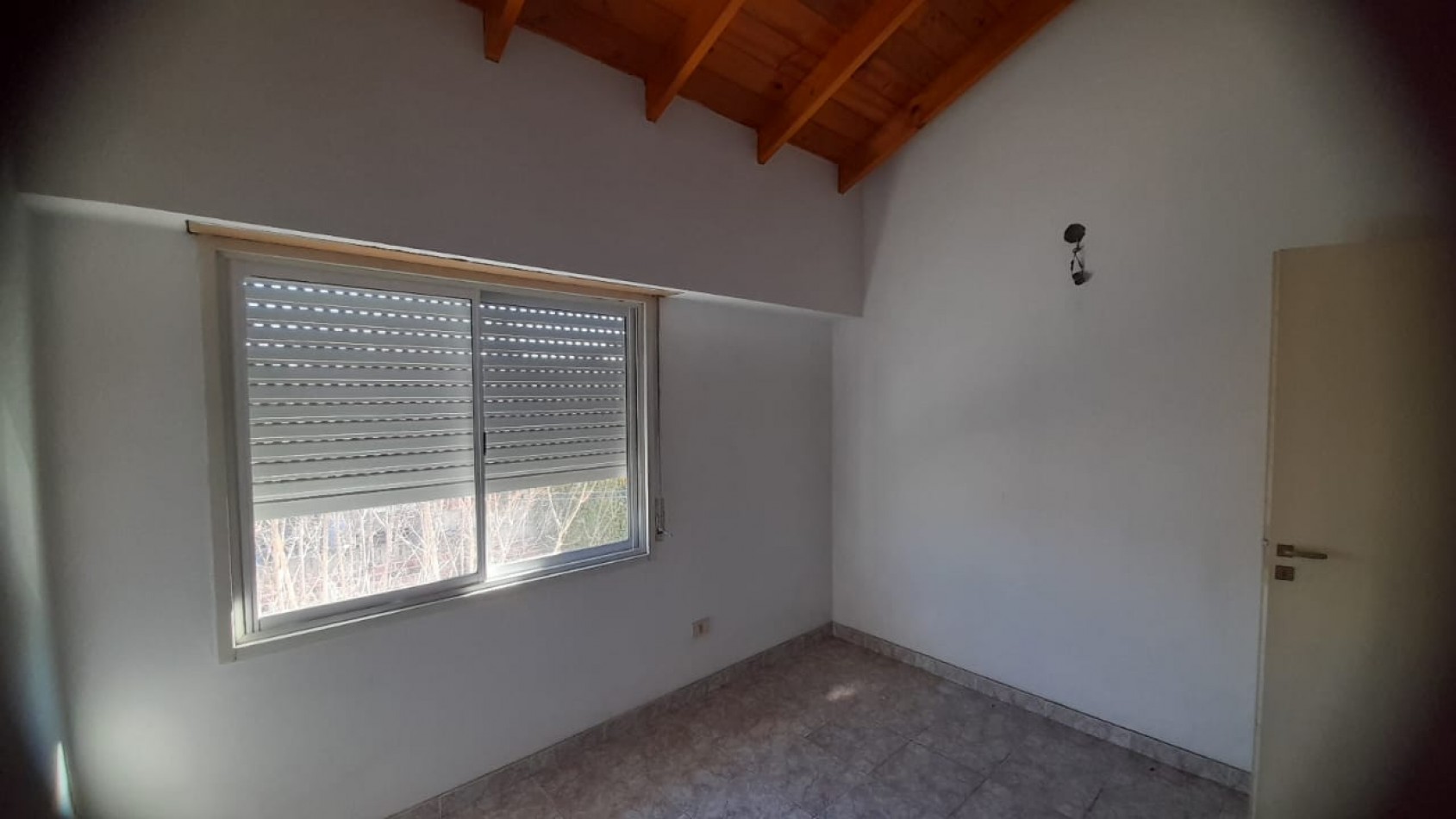 VENTA CASA DE 4 AMBIENTES C/COCHERA CUBIERTA EN QUILMES