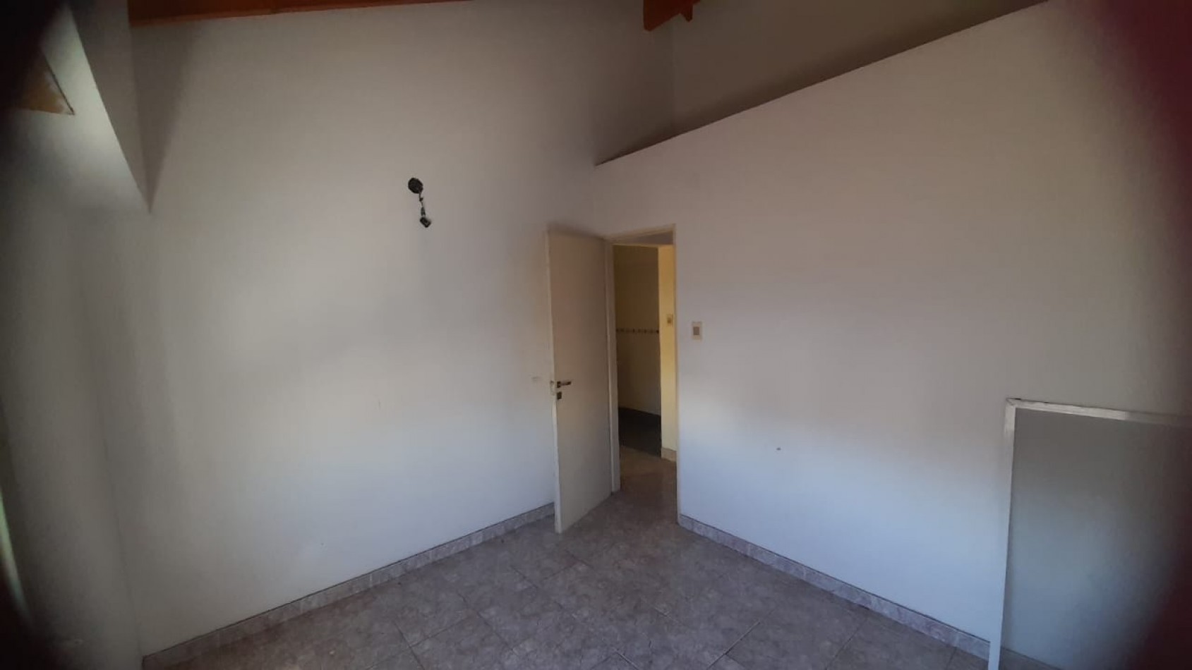 VENTA CASA DE 4 AMBIENTES C/COCHERA CUBIERTA EN QUILMES