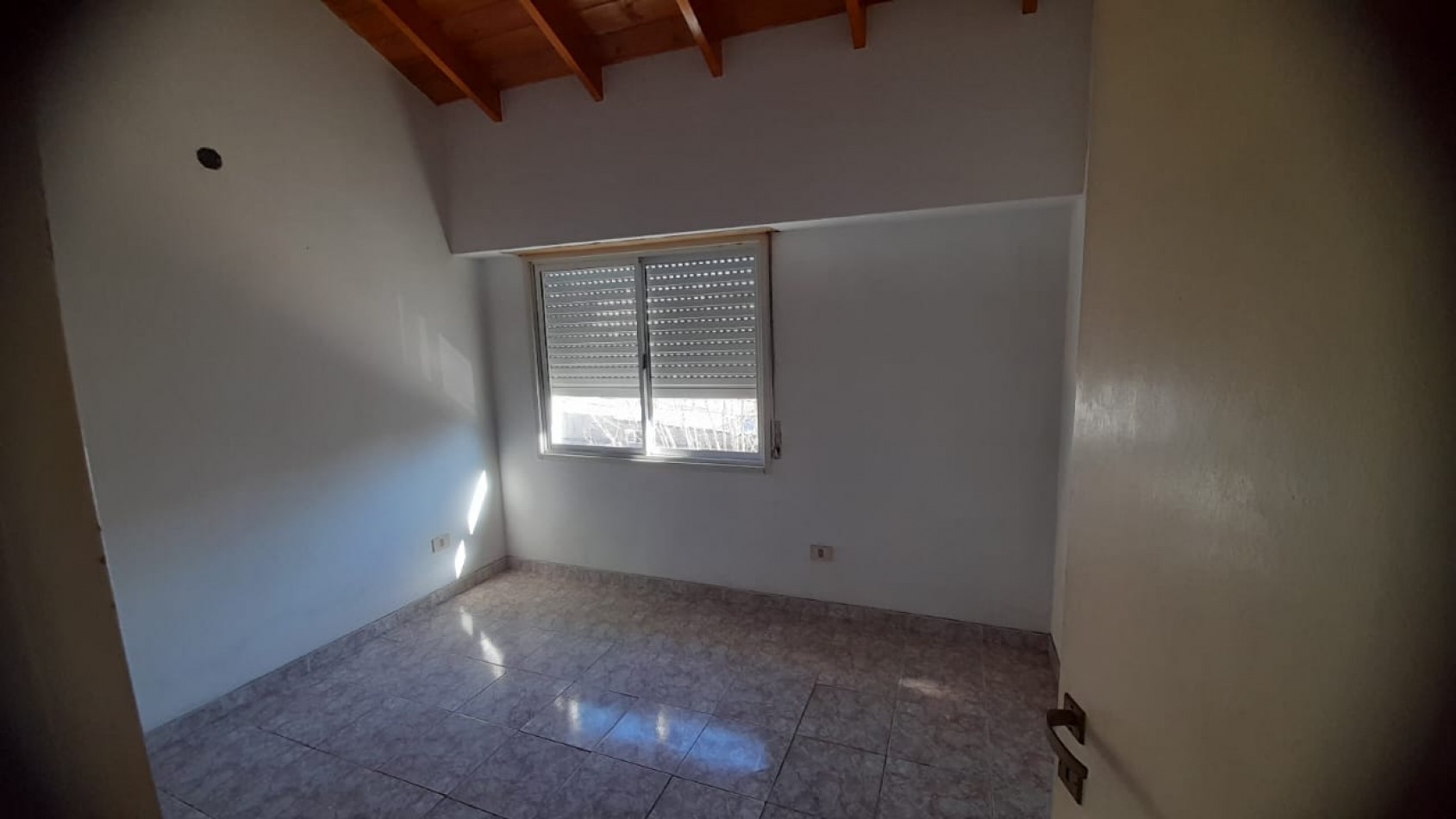 VENTA CASA DE 4 AMBIENTES C/COCHERA CUBIERTA EN QUILMES
