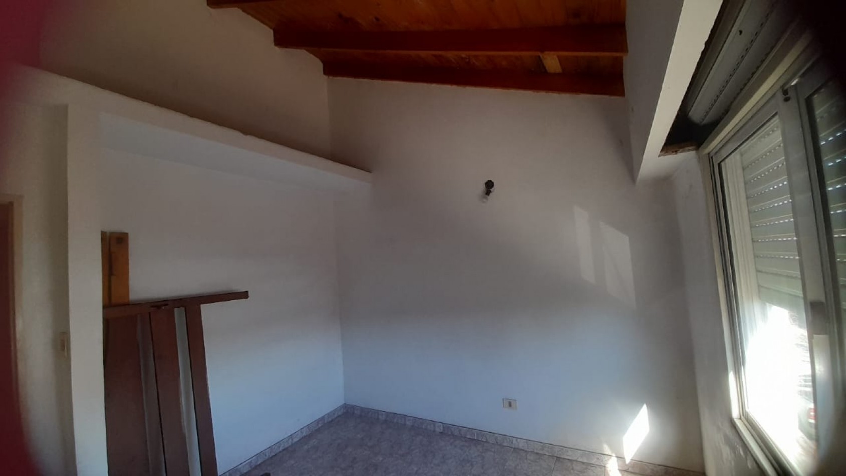 VENTA CASA DE 4 AMBIENTES C/COCHERA CUBIERTA EN QUILMES