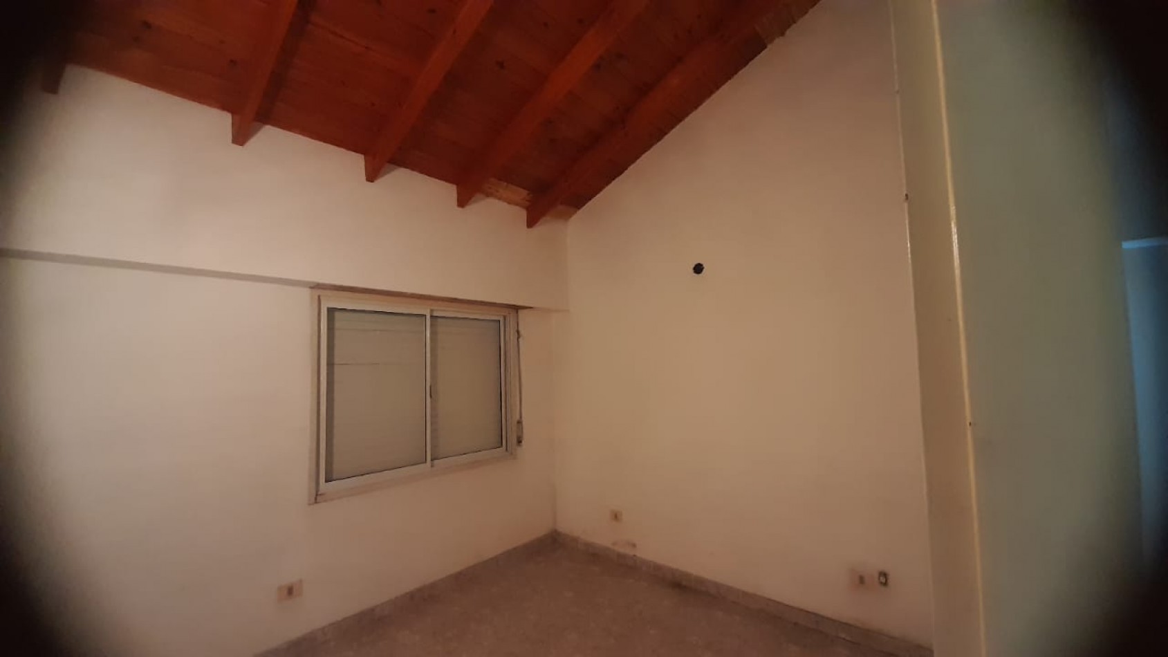 VENTA CASA DE 4 AMBIENTES C/COCHERA CUBIERTA EN QUILMES