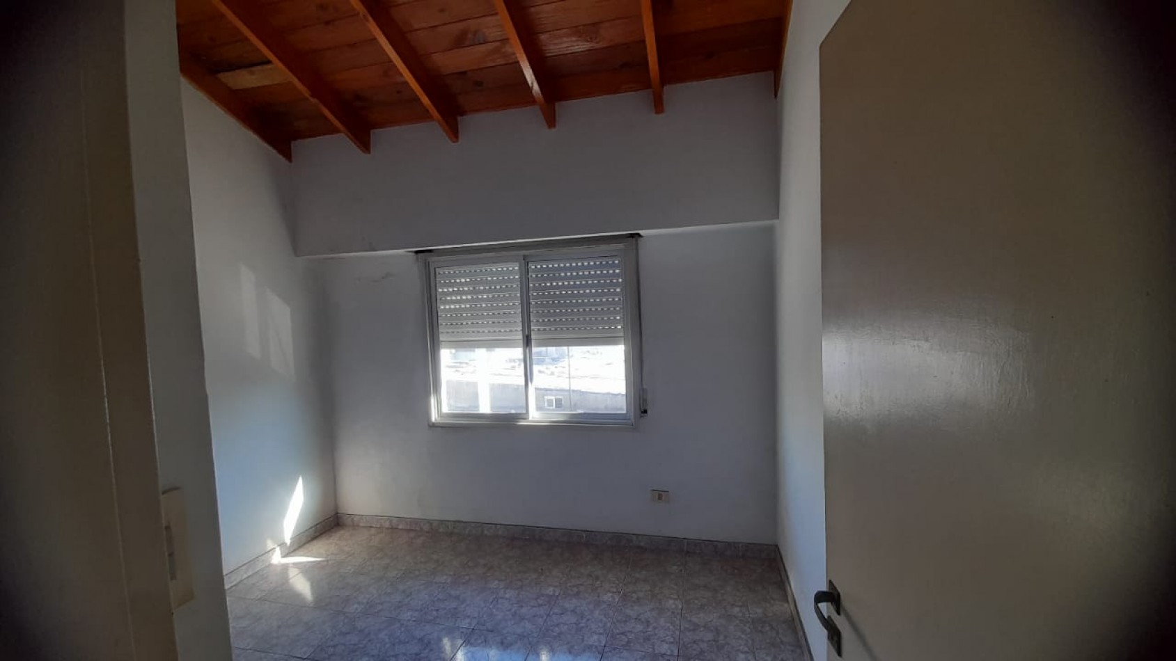 VENTA CASA DE 4 AMBIENTES C/COCHERA CUBIERTA EN QUILMES