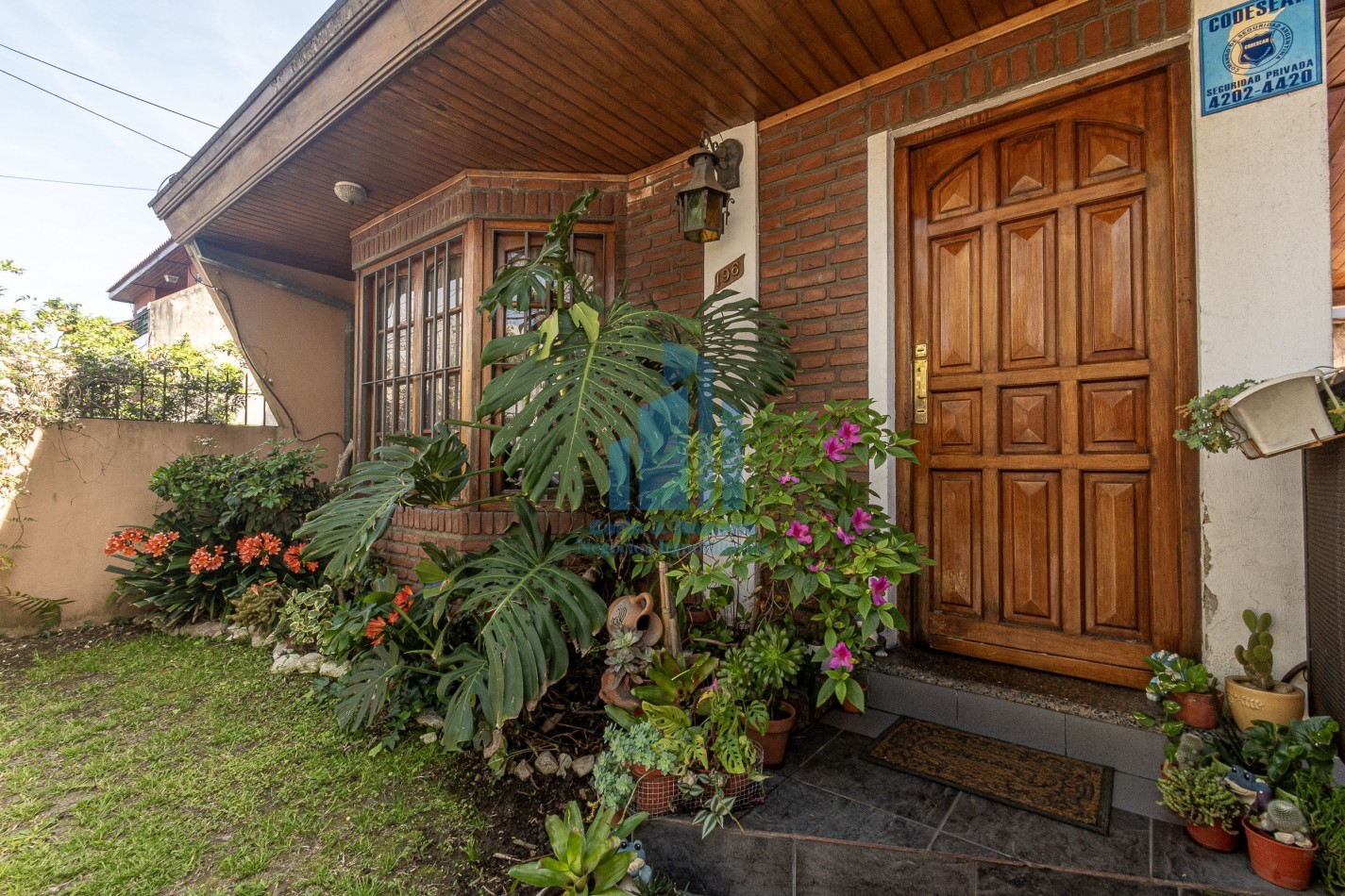 Venta Chalet 5 ambientes  con cochera en Sarandi
