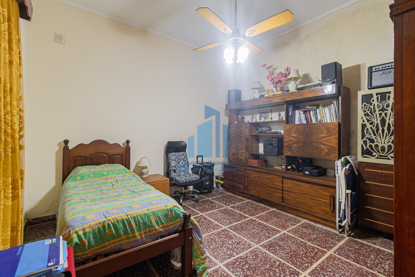 Venta Chalet 5 ambientes  con cochera en Sarandi