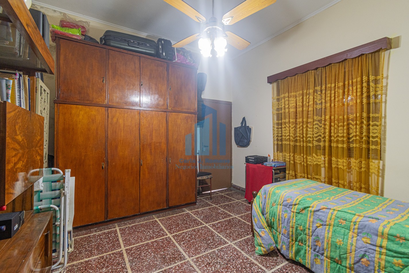 Venta Chalet 5 ambientes  con cochera en Sarandi