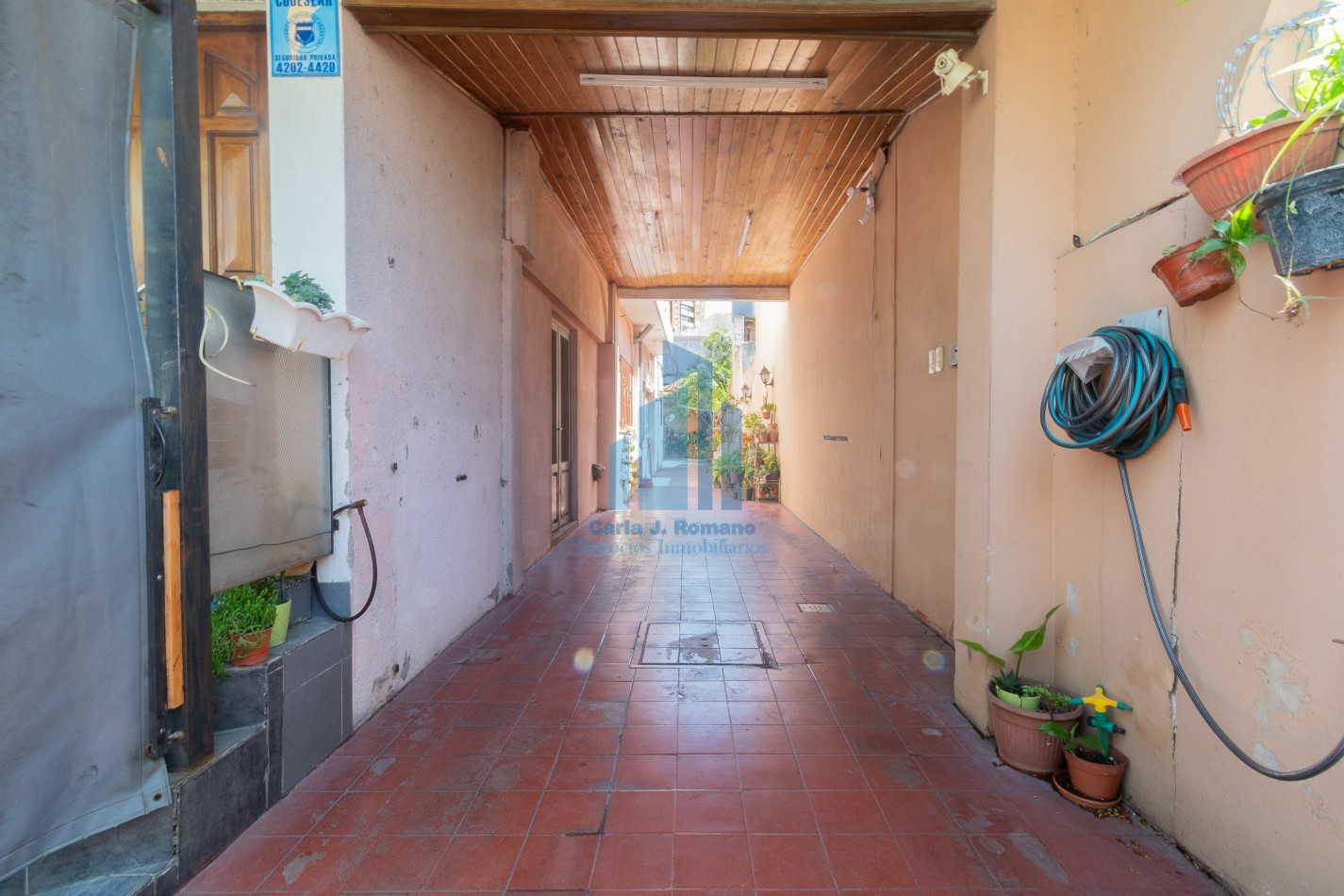 Venta Chalet 5 ambientes  con cochera en Sarandi