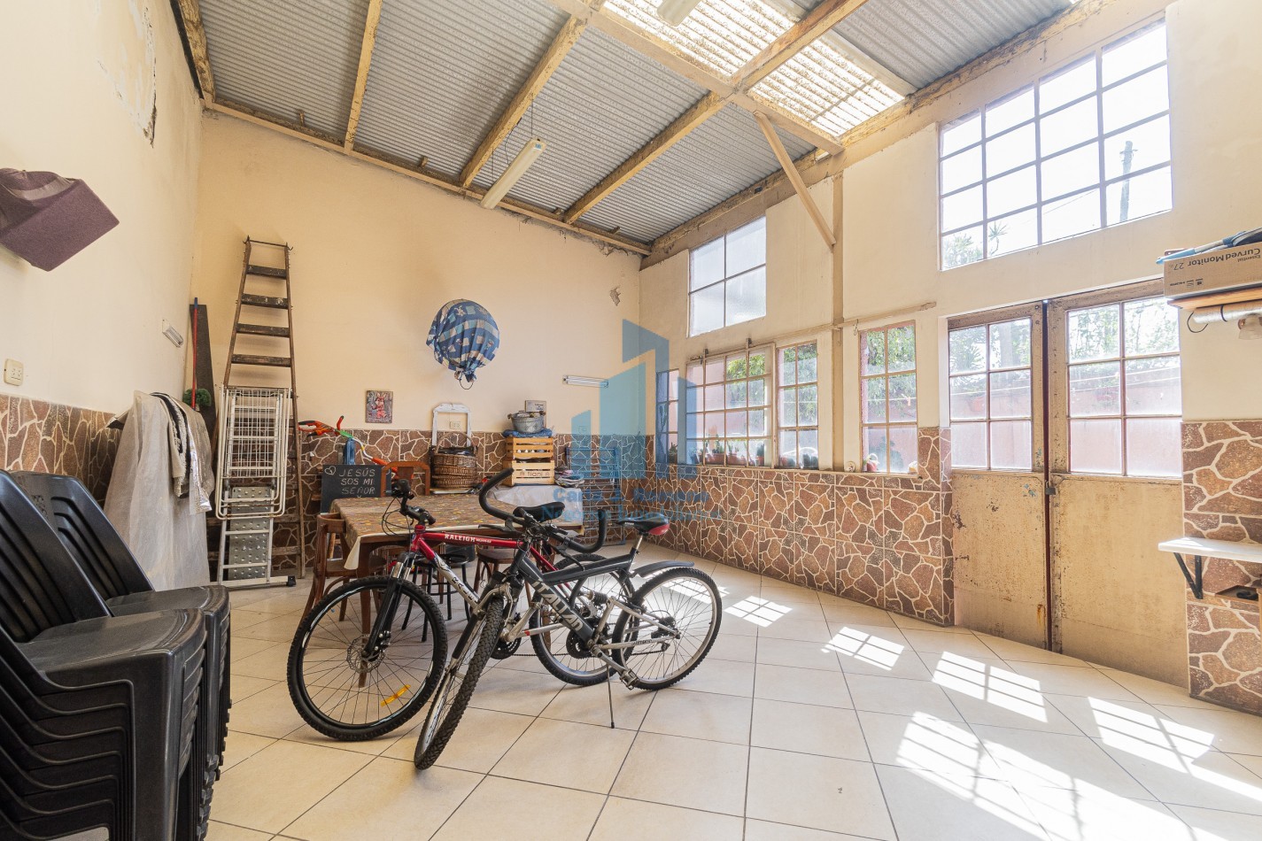 Venta Chalet 5 ambientes  con cochera en Sarandi