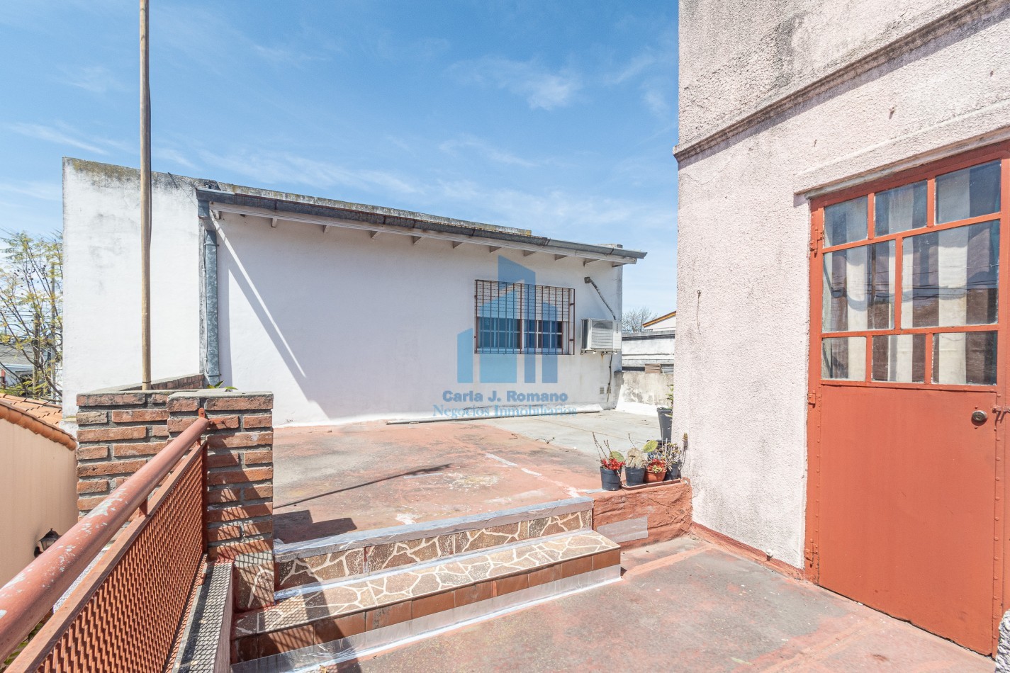 Venta Chalet 5 ambientes  con cochera en Sarandi