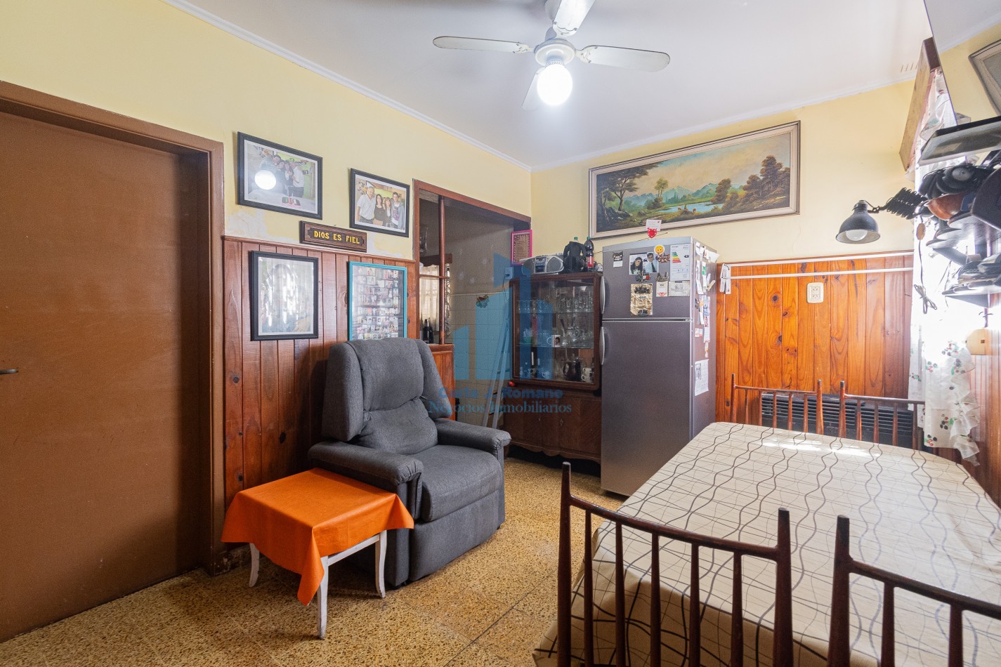 Venta Chalet 5 ambientes  con cochera en Sarandi
