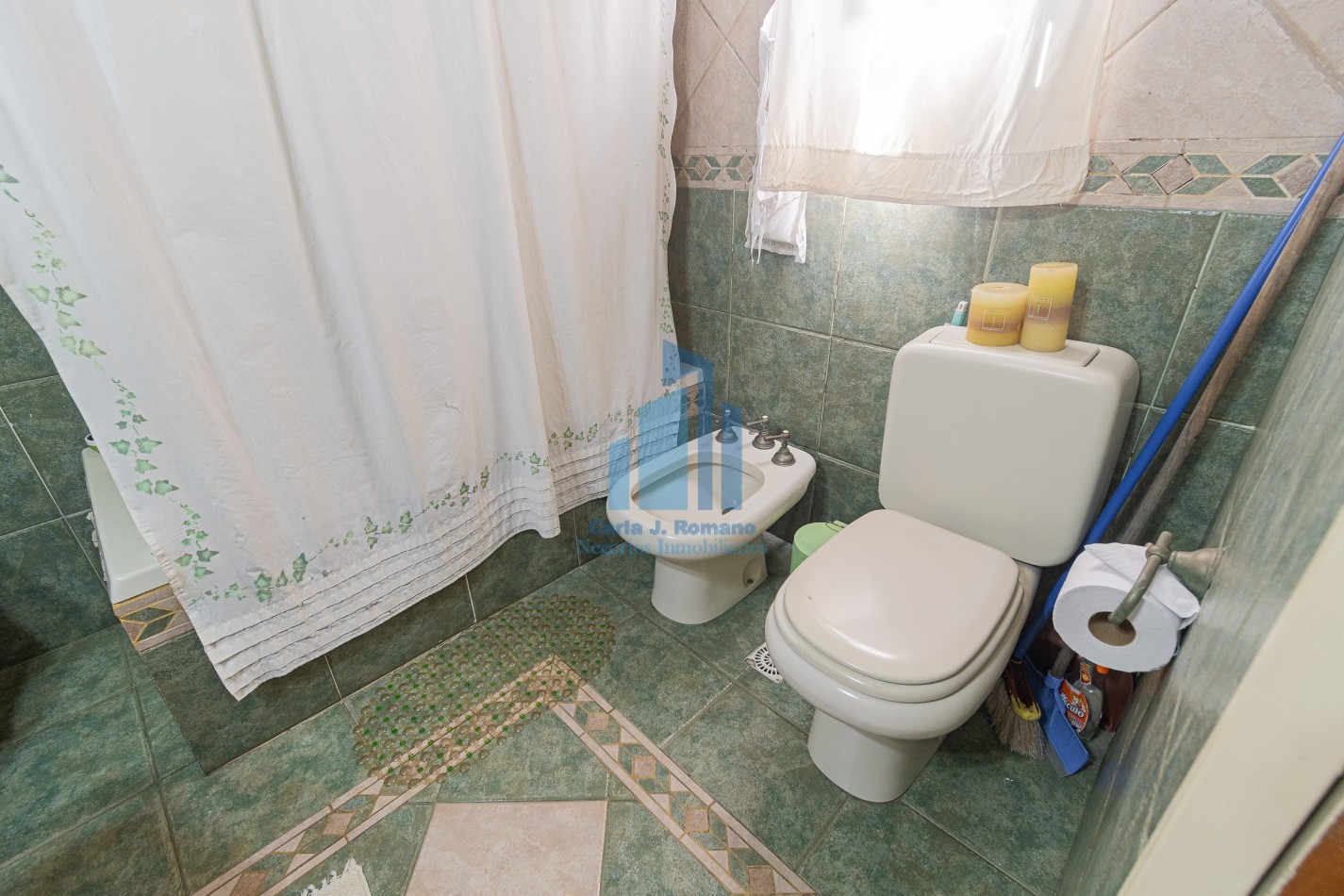 Venta Chalet 5 ambientes  con cochera en Sarandi