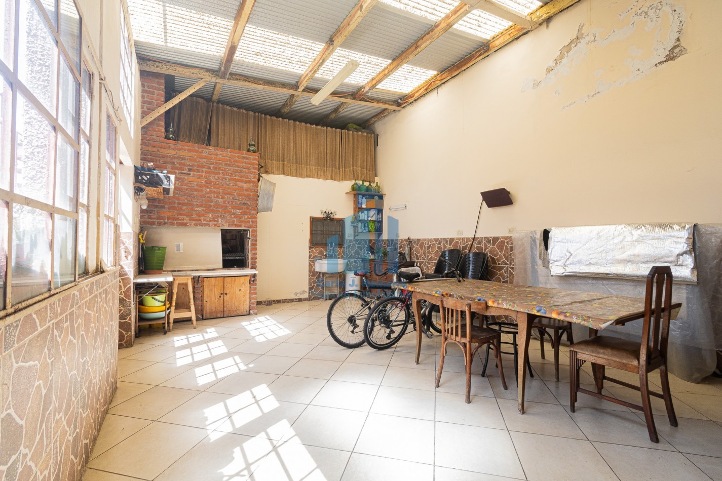 Venta Chalet 5 ambientes  con cochera en Sarandi
