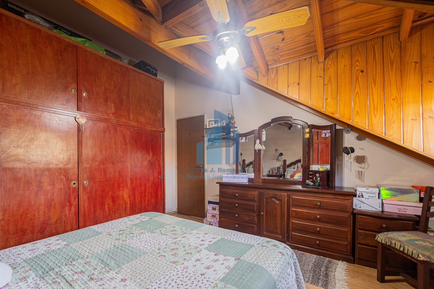 Venta Chalet 5 ambientes  con cochera en Sarandi