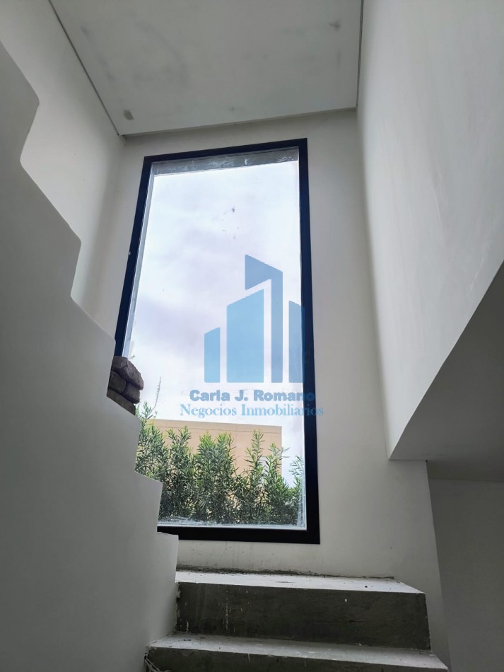 VENTA CASA 6 AMBIENTES EN BARRIO EL CANTON CON VISTA A LAGUNA , ESCOBAR 