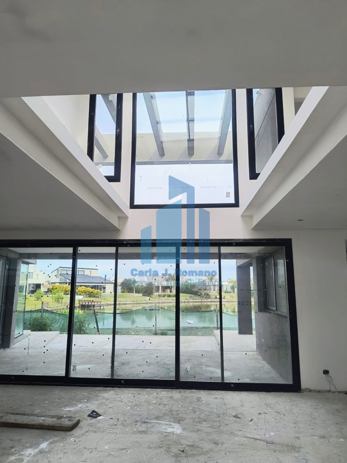 VENTA CASA 6 AMBIENTES EN BARRIO EL CANTON CON VISTA A LAGUNA , ESCOBAR 