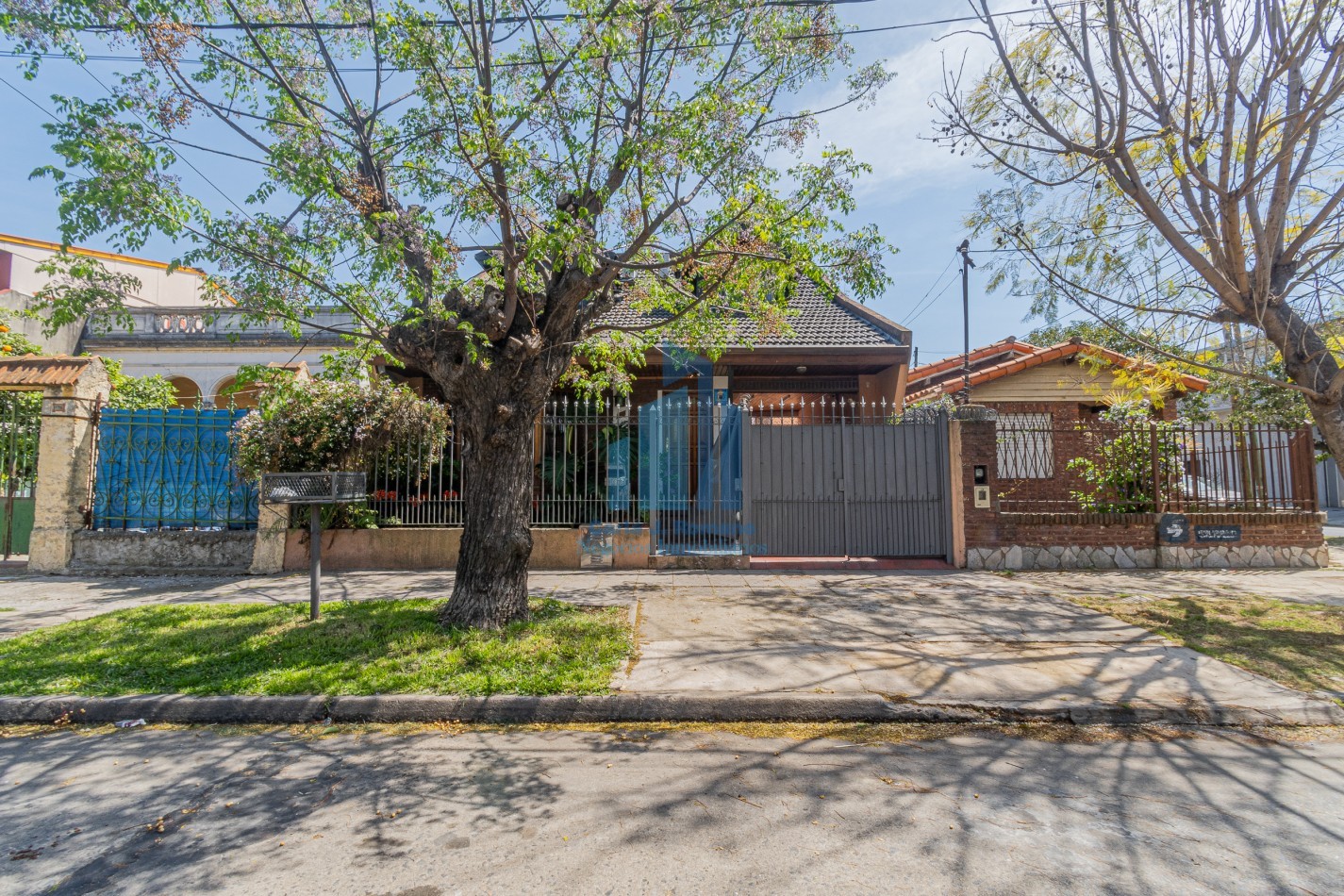 Venta Chalet 5 ambientes  con cochera en Sarandi