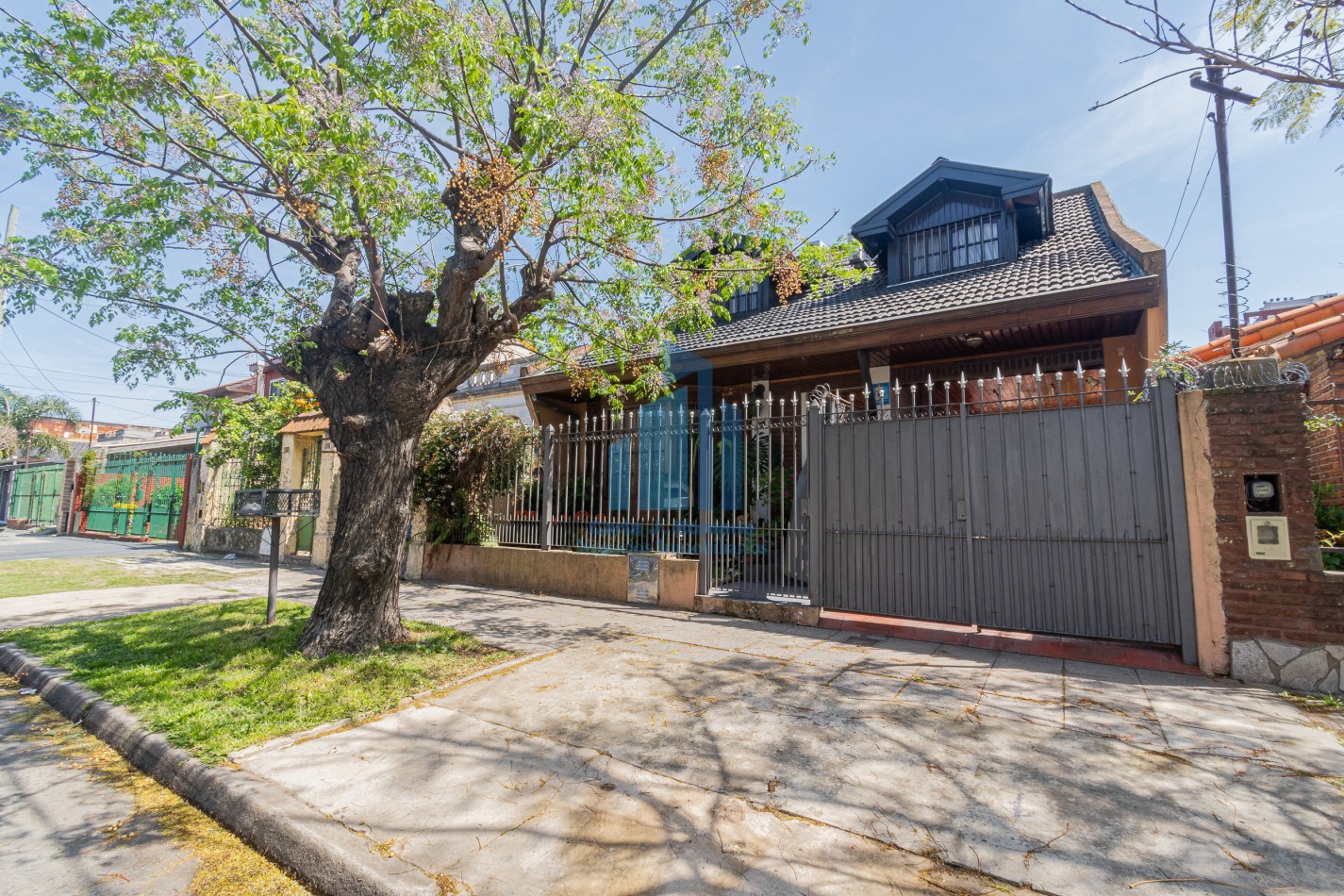 Venta Chalet 5 ambientes  con cochera en Sarandi