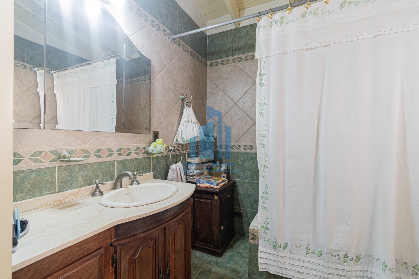 Venta Chalet 5 ambientes  con cochera en Sarandi