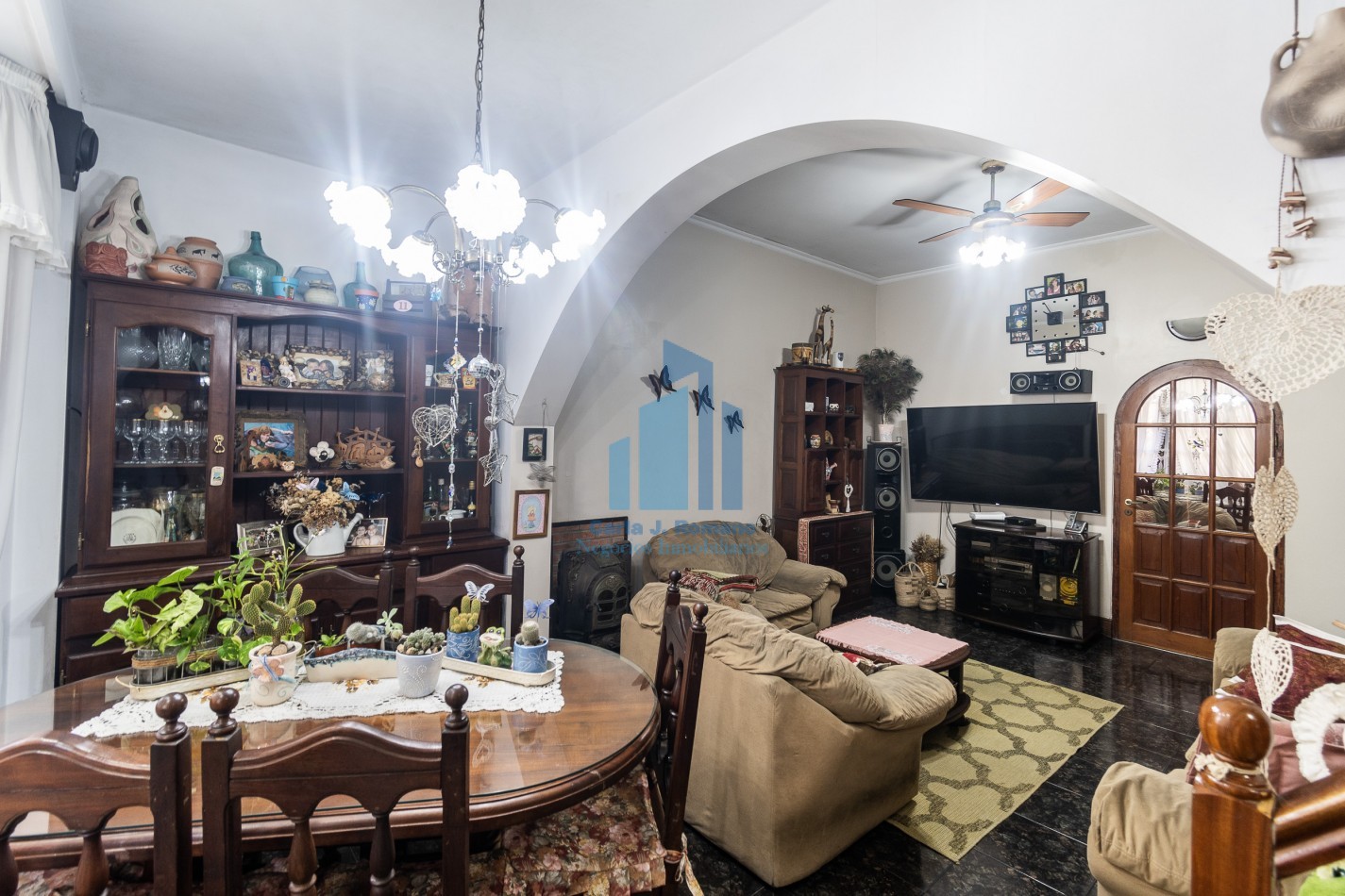 Venta Chalet 5 ambientes  con cochera en Sarandi
