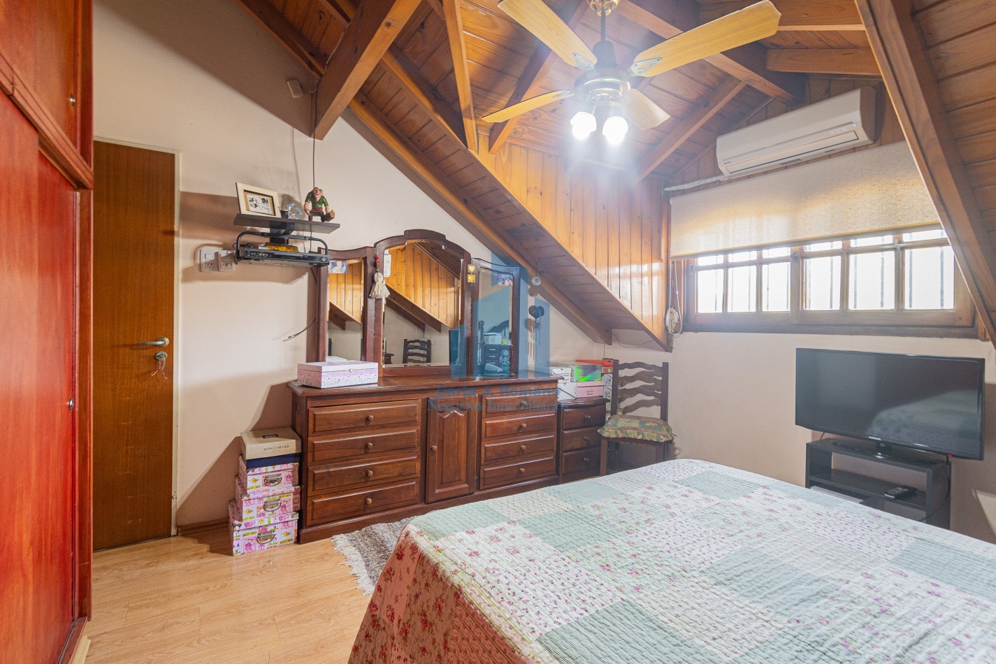 Venta Chalet 5 ambientes  con cochera en Sarandi