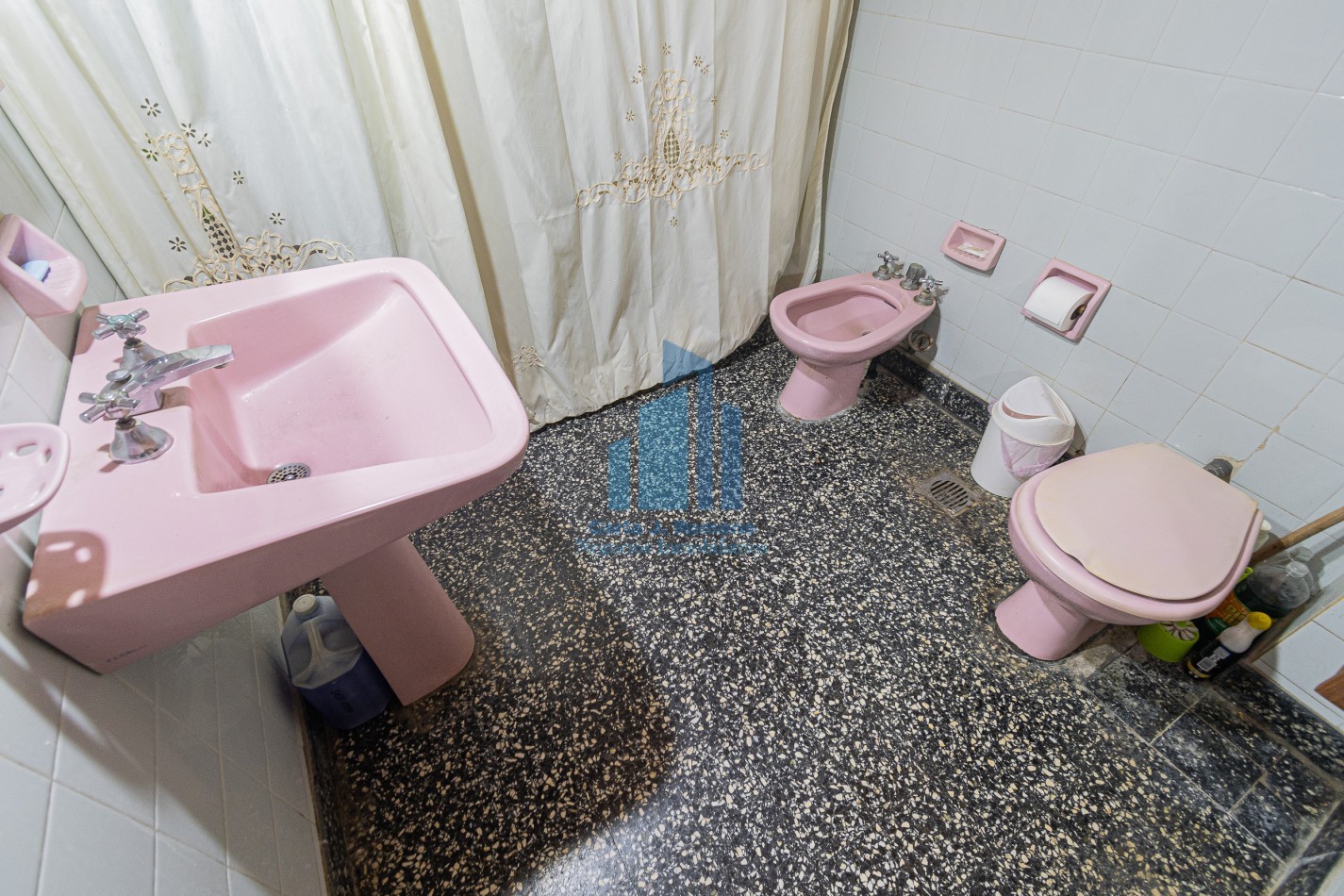 Venta Chalet 5 ambientes  con cochera en Sarandi