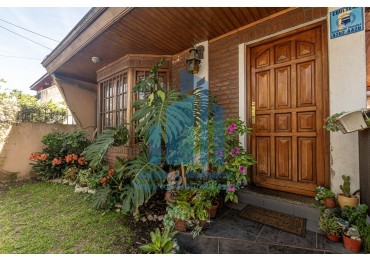 Venta Chalet 5 ambientes  con cochera en Sarandi